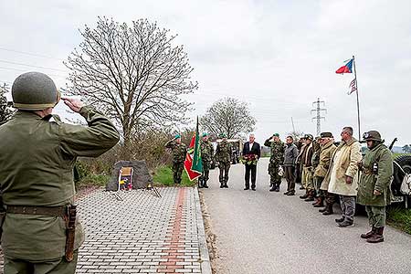 Pietní akt na počest spojeneckého pilota poručíka Billa Preddyho, Záluží 13.4.2019, foto: Lubor Mrázek