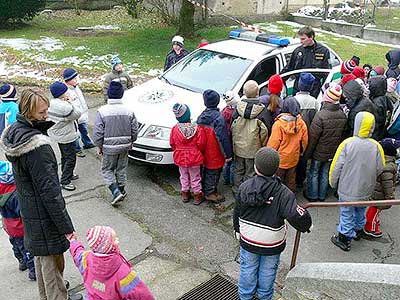 Zástupci Policie ČR předvedli ukázky své činnosti v ZŠ a MŠ Dolní Třebonín, 22. listopadu 2007, foto: Jan Švec